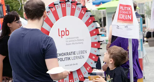 Infostand der Landeszentrale für politische Bildung BW mit Glücksrad. Foto: LpB