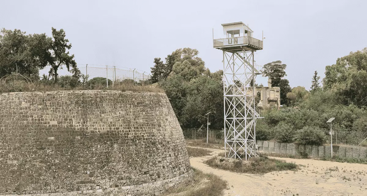 UN-Beobachtungsturm in Form eines einfachen Gerüstturmes in der Pufferzone in Zypern auf trockenem Gelände