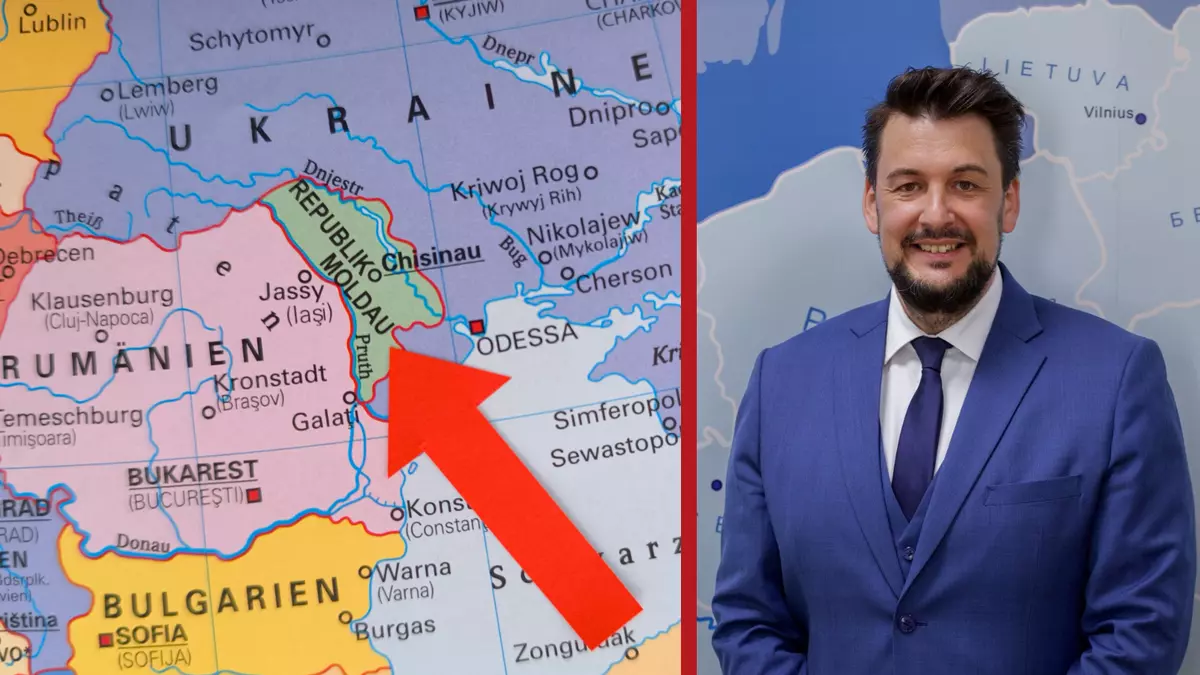 Titelbild Moldau. Sebastian Schäfer vor einer Landkarte. | Quelle: (c) IDM und lpb