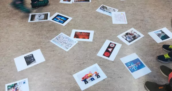 Bilder zum Thema Politik liegen auf dem Boden