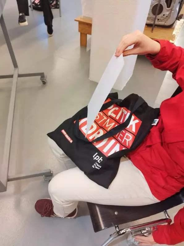 LpB-Tasche auf dem Schoß