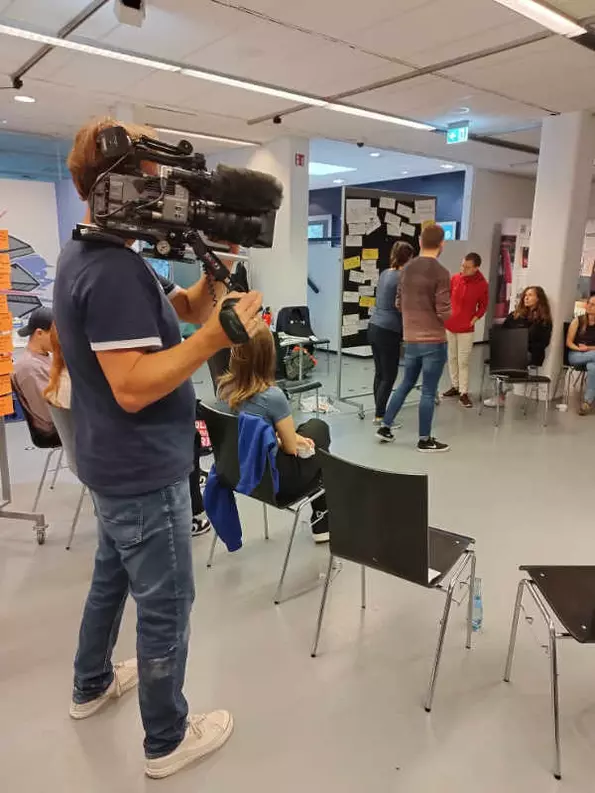 Kameramann filmt Gruppe