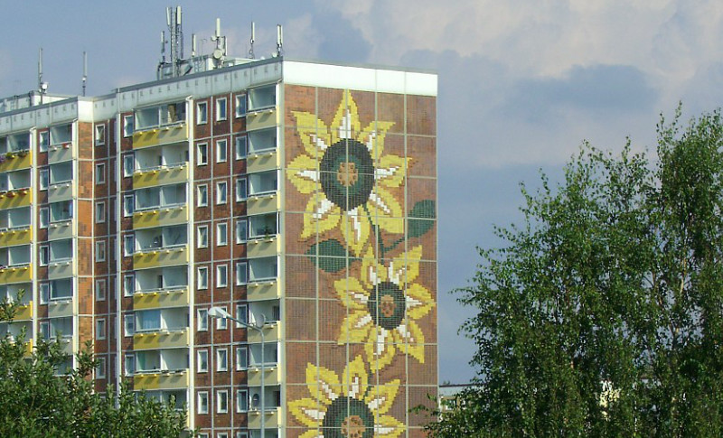 Das Sonnenblumenhaus in der Mecklenburger Allee (2006). Foto: wikimedia.org | mc005 | CC BY-SA 2.5.